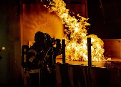 Incendiu la podul unui bloc de locuințe din Turda! 10 persoane s-au autoevacuat