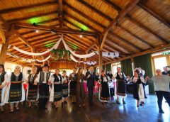 Seniorii au transformat Turda într-o sărbătoare a folclorului! Festivalul continuă cu muzică, dans și voie bună